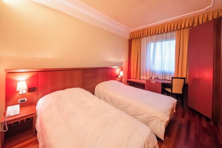 Room 32 of 64