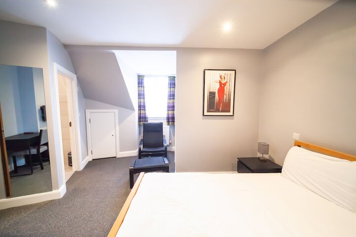Room 17 of 40