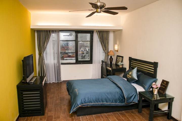 Room 6 of 12