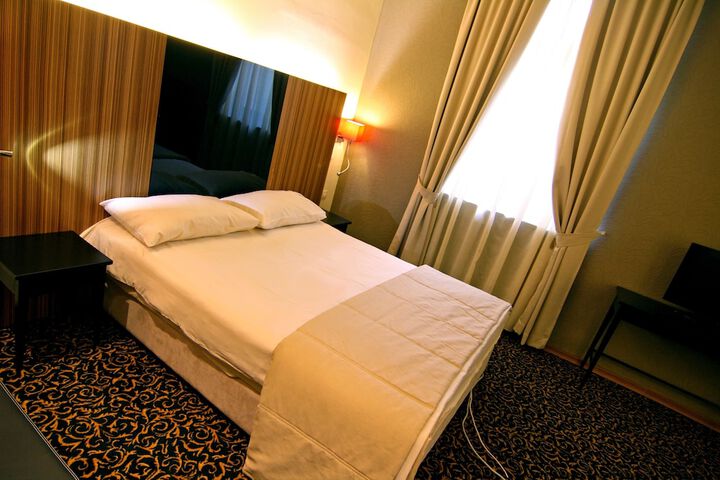 Room 8 of 32