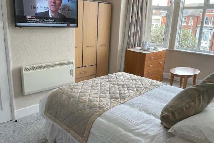 Room 10 of 28