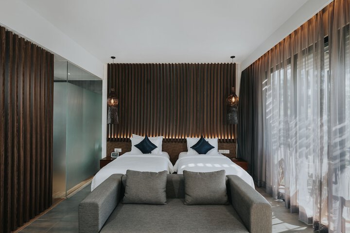 Room 4 of 77