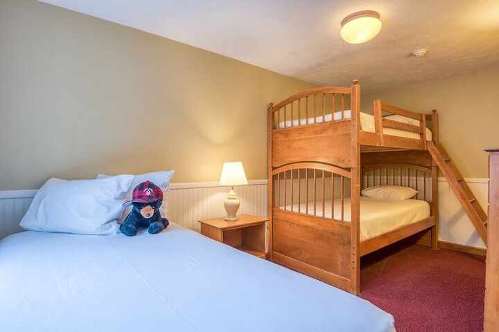 Slope Queen Bed with View (59 of 100)