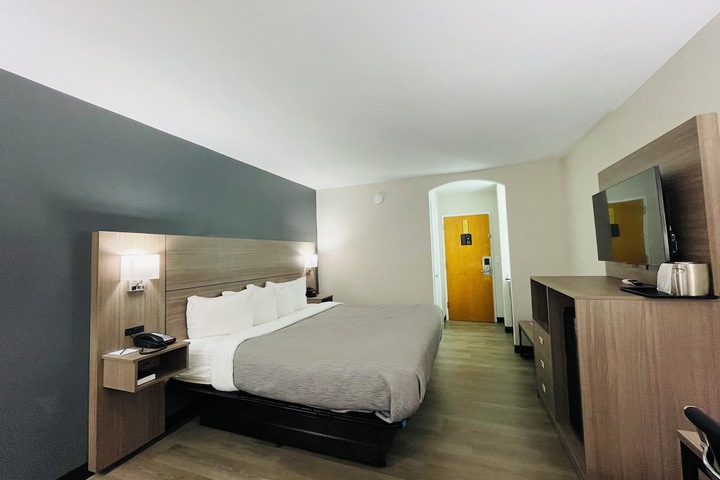 1 King Bed (3 of 12)