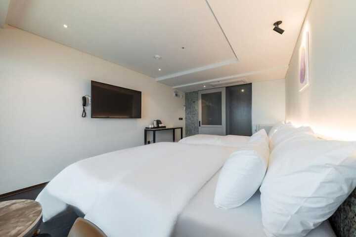 Room 27 of 40
