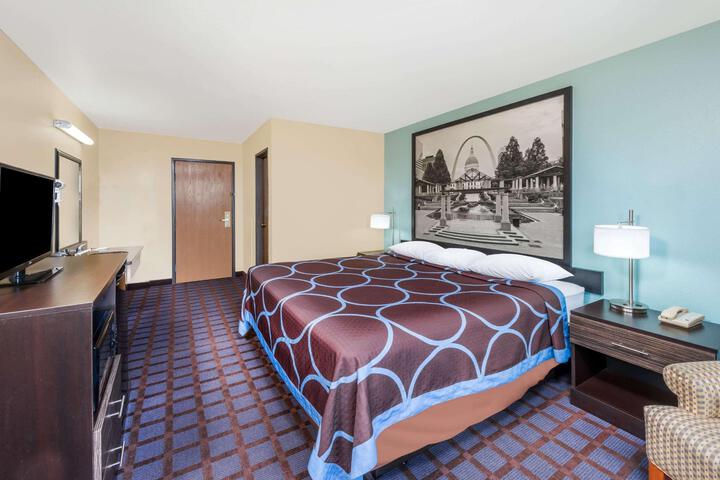1 Queen Bed (9 of 10)