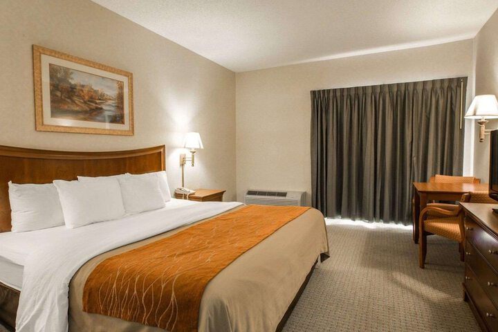 1 King Bed Riverview Balcony (3 of 4)