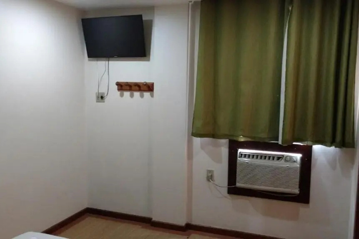 Room 2 of 10