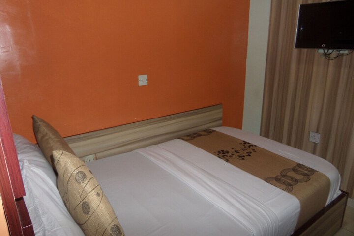 Room 9 of 39