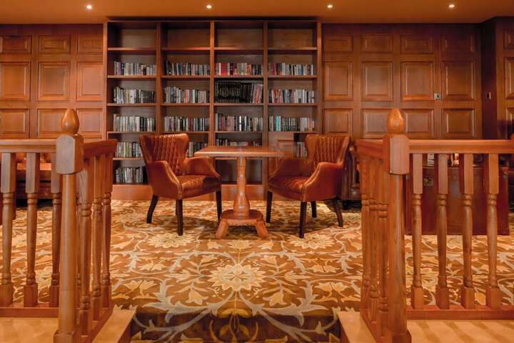 Lounge 35 of 46
