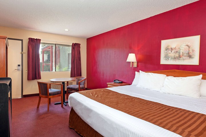 Deluxe King Bed (4 of 10)