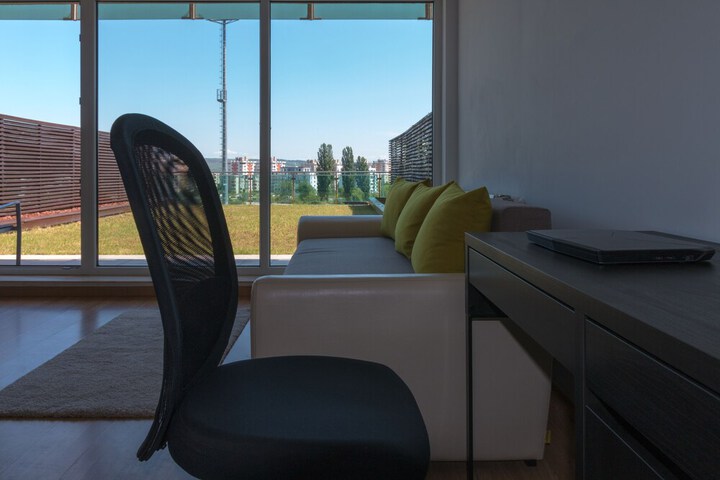 Room 6 of 12