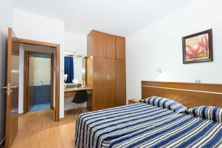 Room 6 of 8