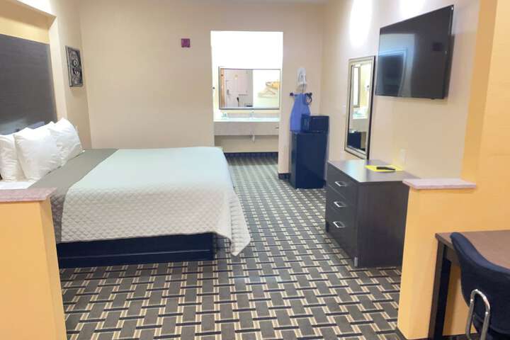 Deluxe King Bed (3 of 14)