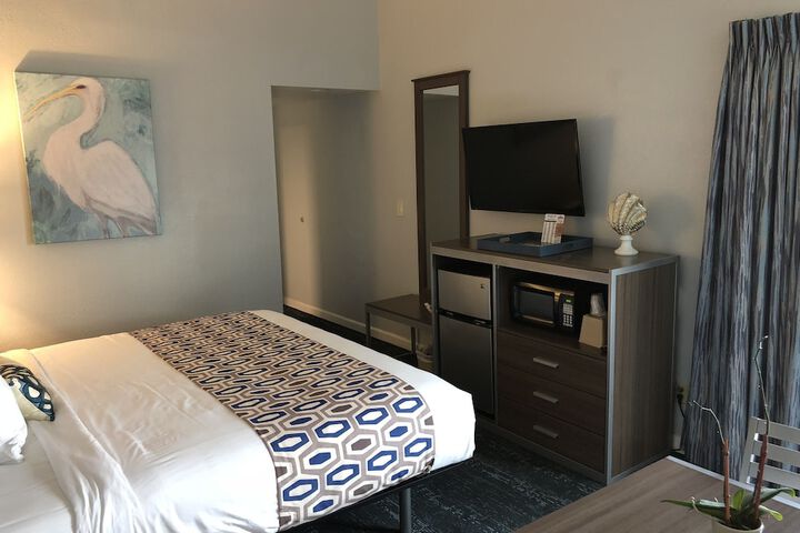 1 King Bed (4 of 7)
