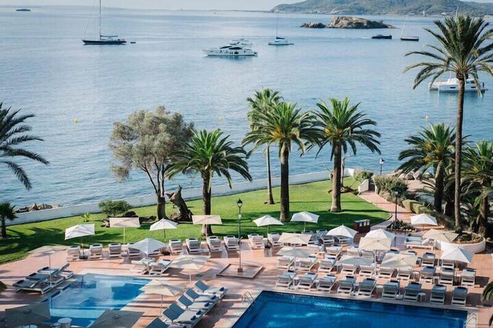 Hotel Pool