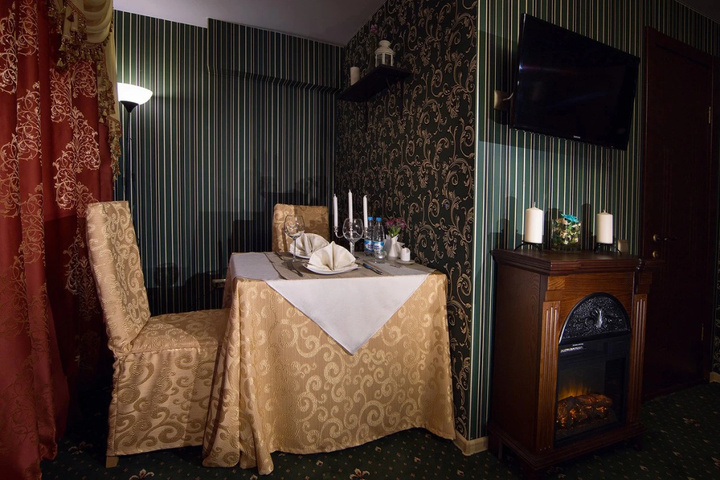 Room 4 of 10