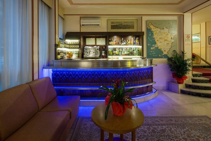 Lounge 52 of 67