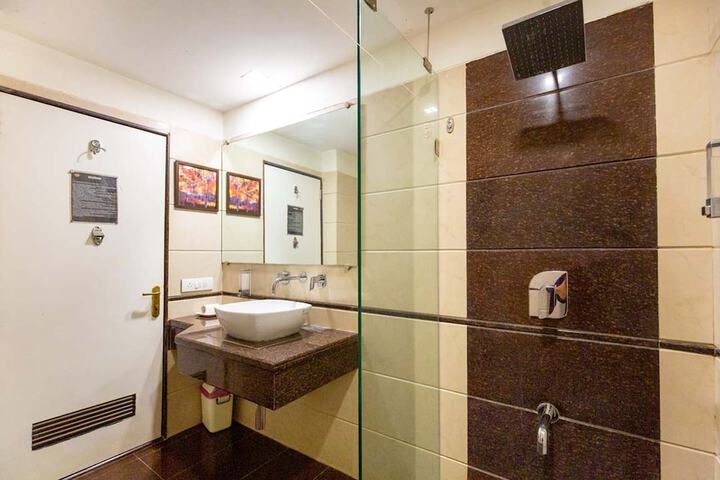 Room 21 of 34