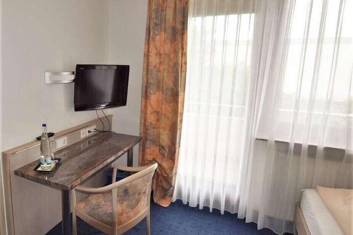 Room 16 of 34