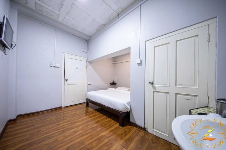 Room 33 of 47