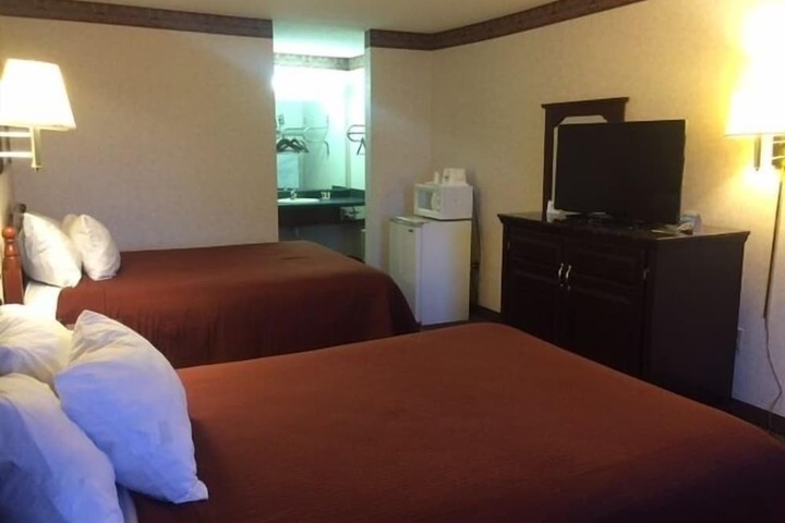 1 Queen Bed (5 of 7)