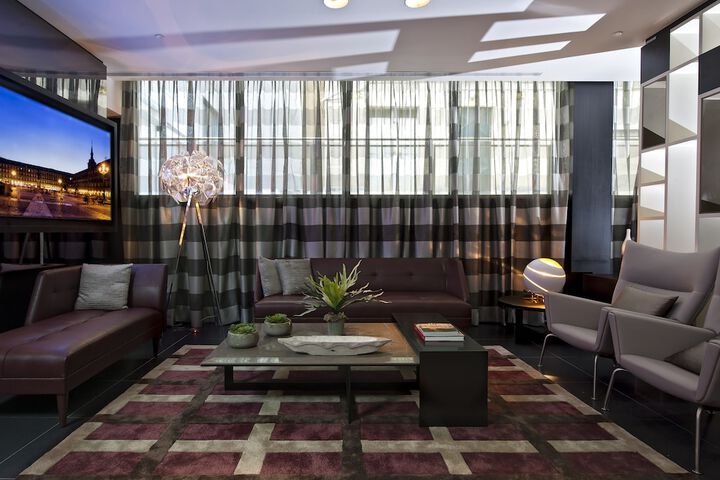 Lounge 19 of 28