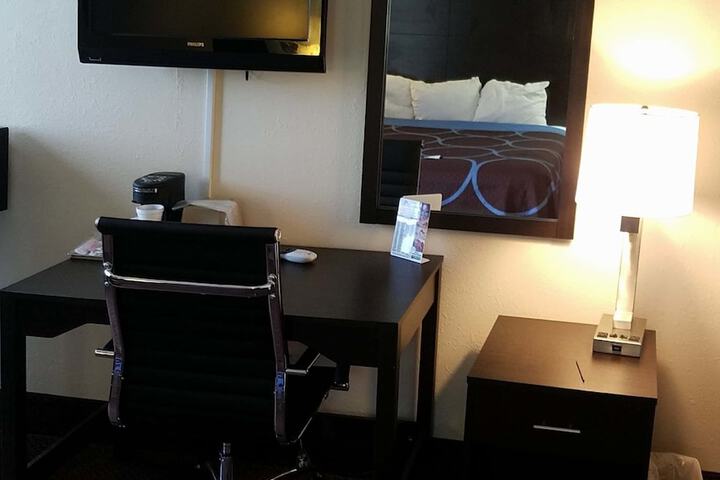 1 King Bed (6 of 8)