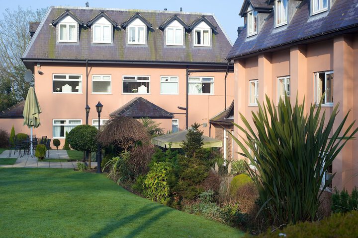 Hotel Exterior 87 of 94