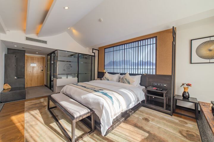 Room 14 of 80