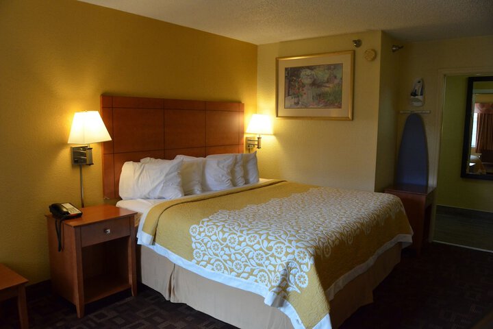 1 King Bed (13 of 15)