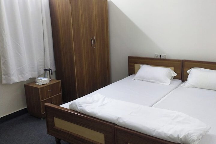 Room 4 of 32