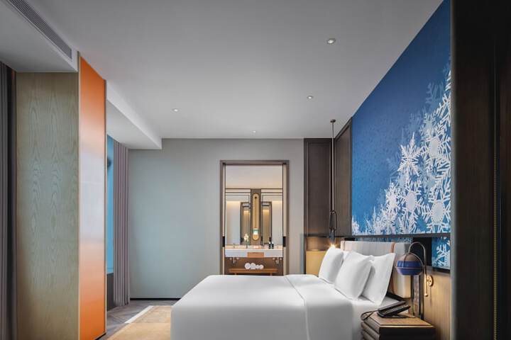 Room 33 of 118