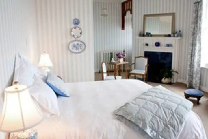 Room 4 of 11