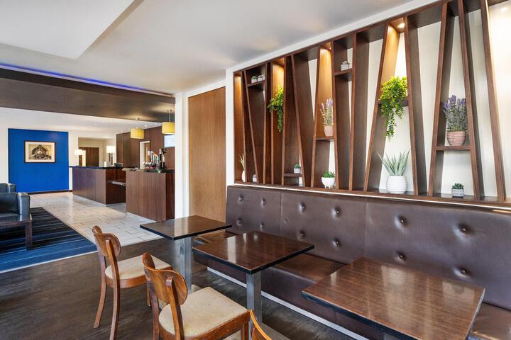 Lounge 18 of 79