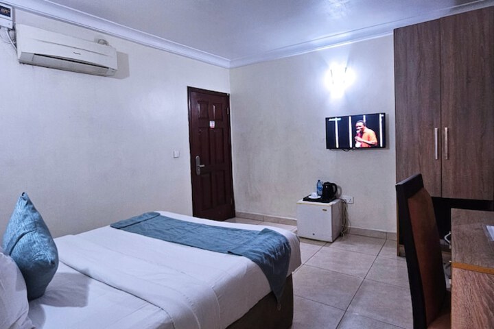 Room 27 of 81