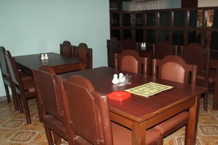 Dining 8 of 18