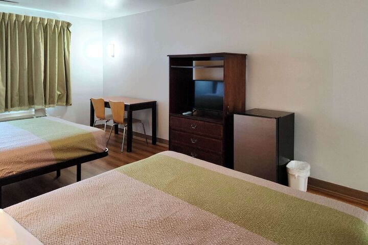 2 Queen Beds (1 of 15)