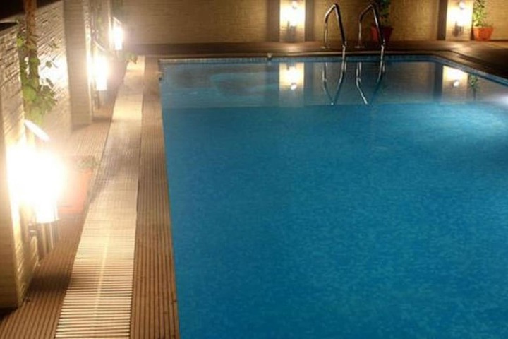 Hotel with Pool