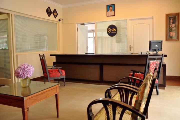 OYO PREMIUM GOLF CLUB ROAD