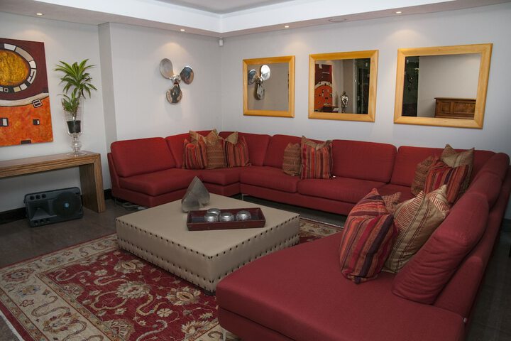 Lounge 36 of 44