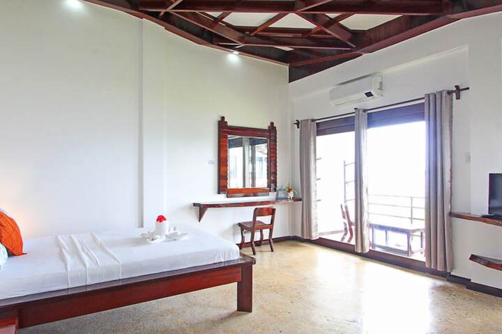 Room 4 of 92