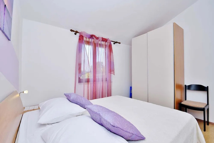 Room 6 of 18