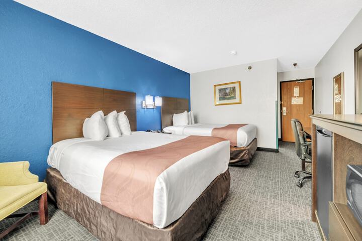 2 Double Beds (5 of 7)