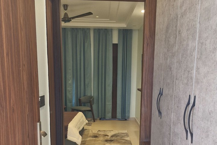 Room 6 of 10