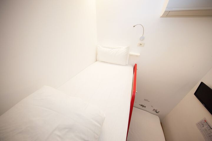 Room 14 of 170