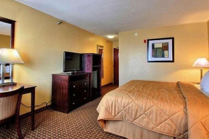 1 King Bed (1 of 10)