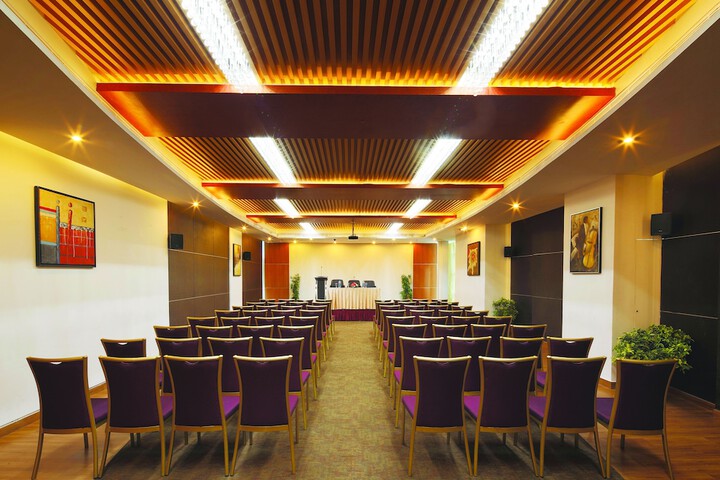Ballroom/Hall 18 of 22