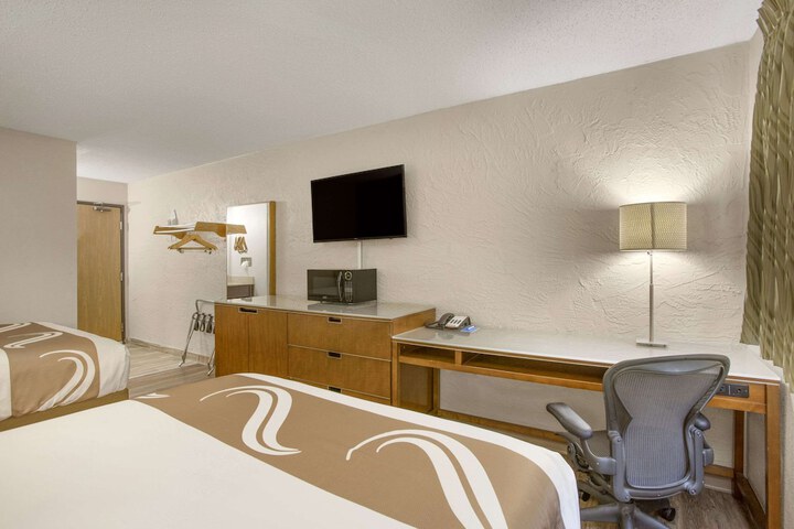 1 Queen Bed (1 of 10)