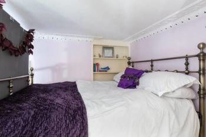 Room 4 of 18